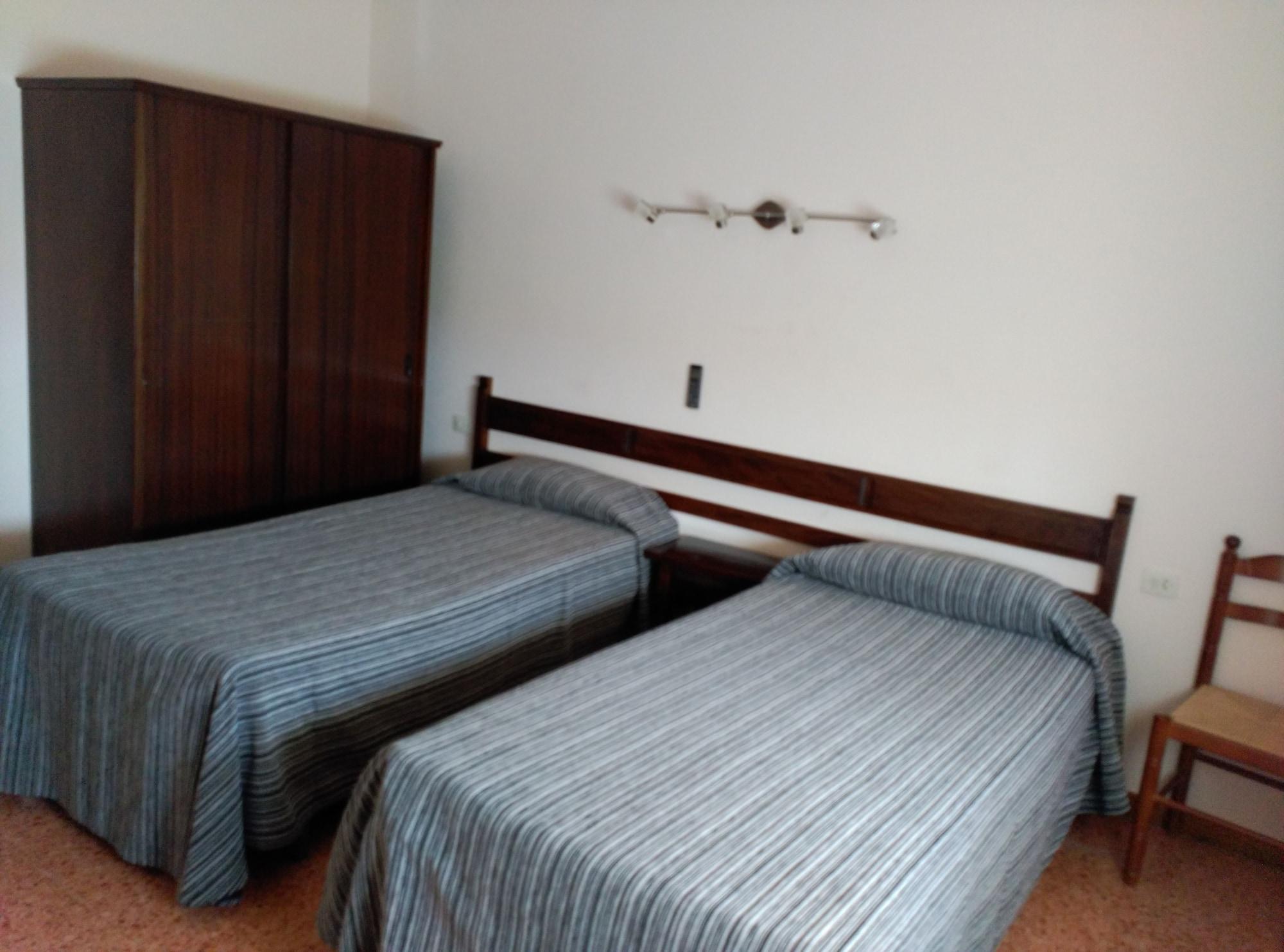 Hostal L'Esplai Viladamat Bagian luar foto