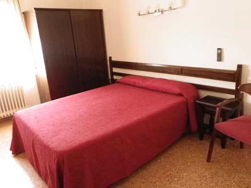 Hostal L'Esplai Viladamat Bagian luar foto