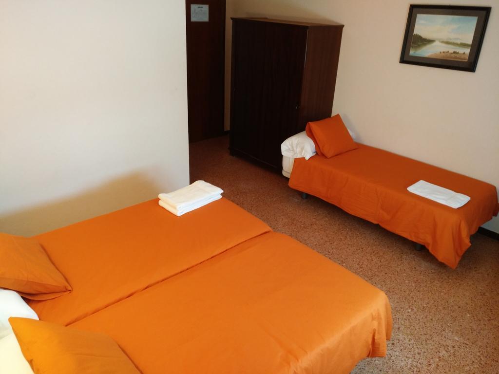 Hostal L'Esplai Viladamat Bagian luar foto